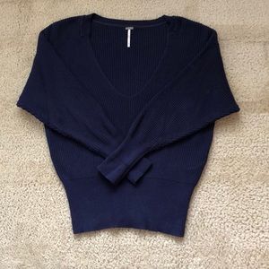 Free People navy sweater in EUC, size small.